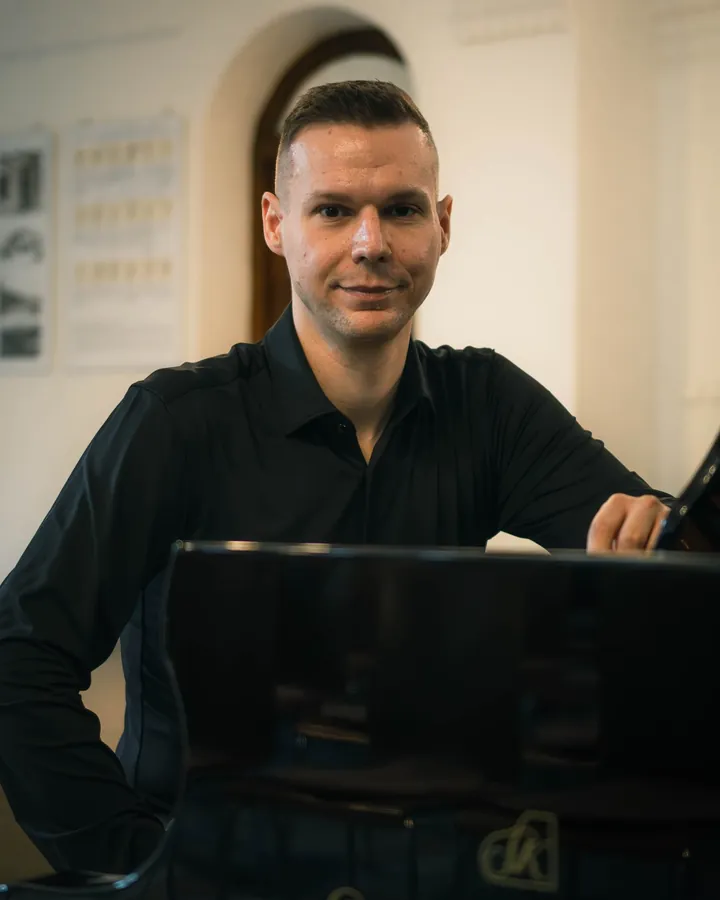 Ladislav Patkoló pri klavíri
