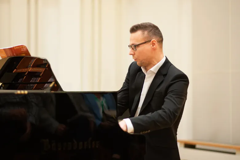 Ladislav Patkoló počas klavírneho recitálu